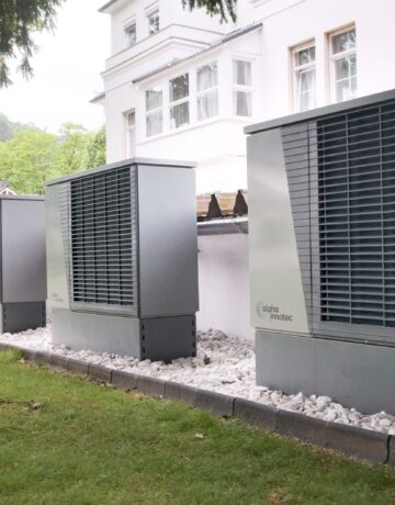 Pompa ciepła zainstalowana na ścianie domu