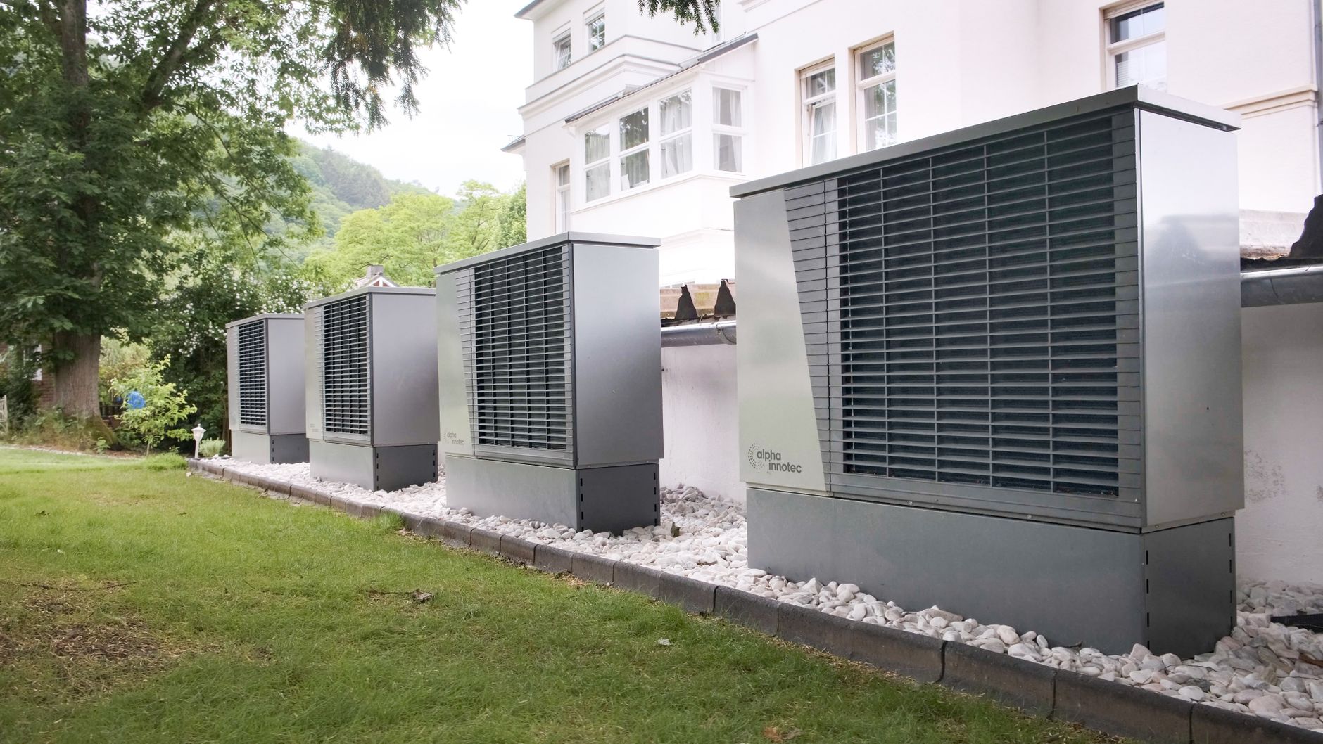 Pompa ciepła zainstalowana na ścianie domu